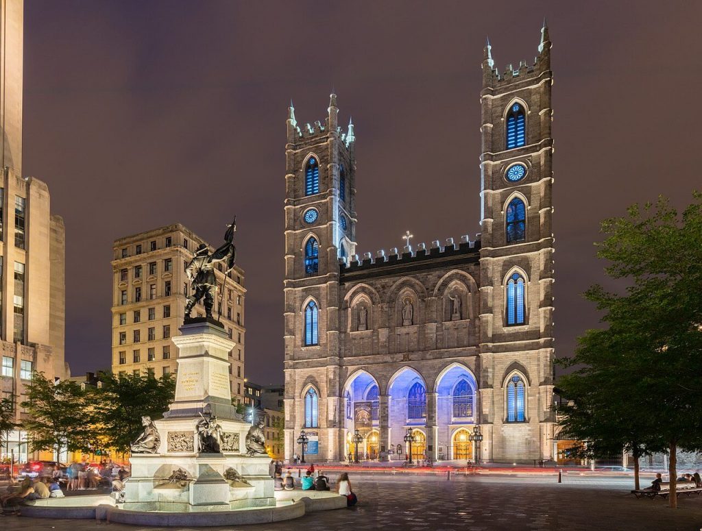 Image of fountain and front of Basilique Notre-Dame de Montréal.
